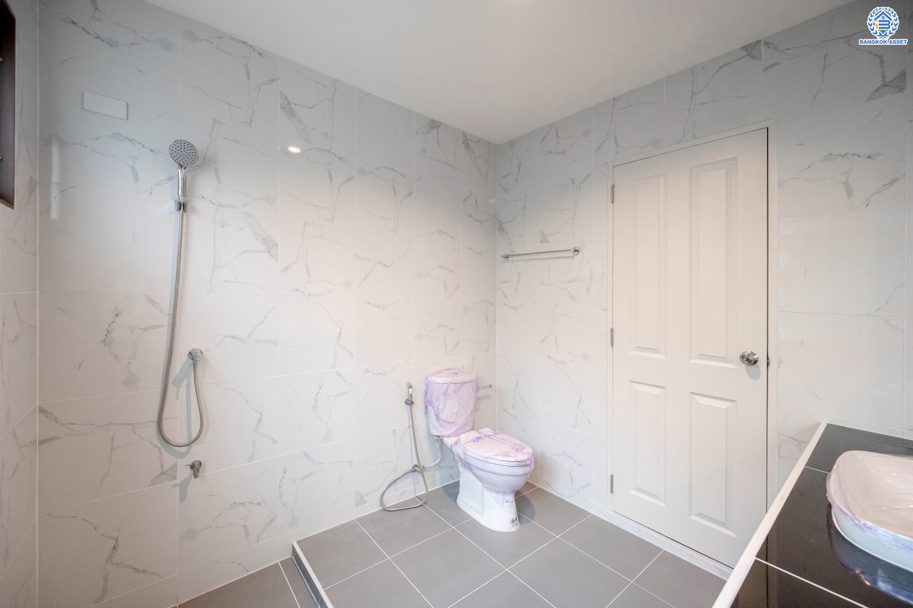 บ้านมือสองตกแต่งใหม่ จากแบรนด์ Sansiri โครงการ เศรษฐสิริ วงแหวน-สุขาภิบาล2 บ้านเดี่ยวหลังมุม เนื้อที่ 70.10 ตร.ว. พื้นที่ใช้สอย 166.20 ตร.ม. ฟังก์ชัน 3 ห้องนอน 3 ห้องน้ำ 1 ห้องแม่บ้าน 2 ที่จอดรถ ติดถนนใหญ่เสรีไทย ใกล้จุดขึ้นทางด่วน "วงแหวน-กาญจนาภิเษก" และ ใกล้รถไฟฟ้าสายสีชมพู "สถานีนพรัตน์"...